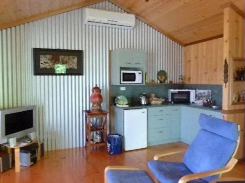 Tuckeroo Cottages & Gardens - Blue Wren & Kookaburra