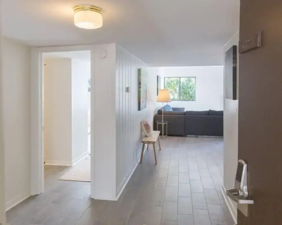 2077 Beachwood