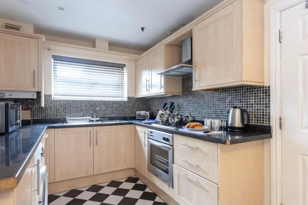 4 bed home, driveway parking ideally located in Latchford, Warrington - Executive St Marys House
