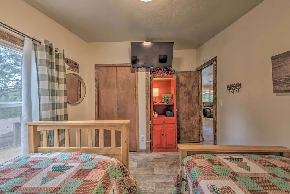 'raven Hill Retreat' ~ Close to Midtown!