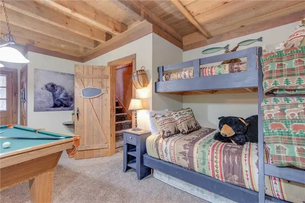 Blessed Beyond Measure, 2 Bedrooms, Hot Tub, WiFi, Pool Table, Sleeps 7