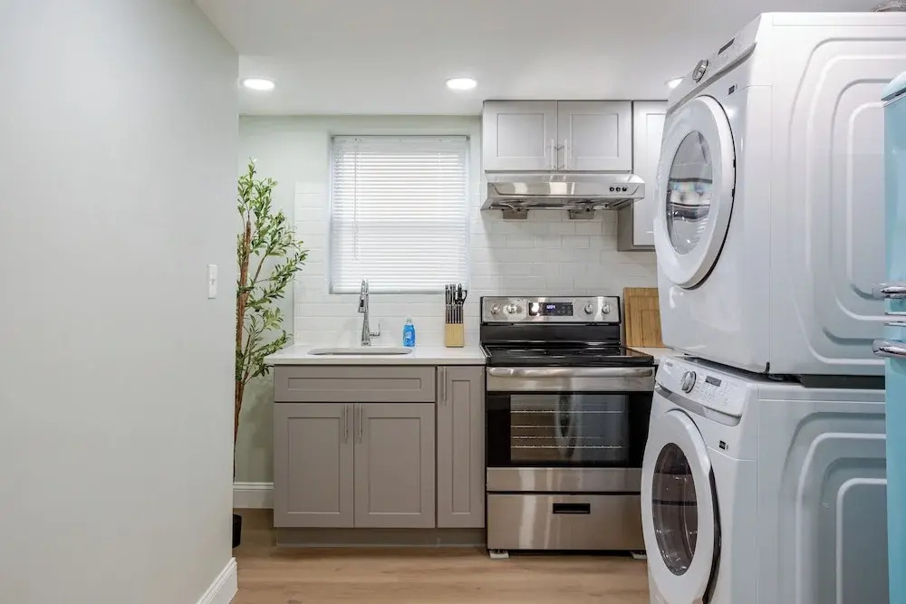Stylish Minimalist Stay in City Center