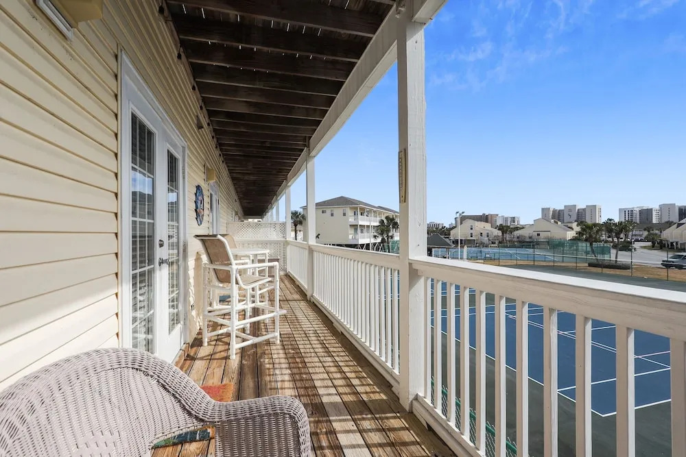 SPC 4133 Beautiful Tennis Court 2 bedroom with free beach set up for 2 by RedAwning