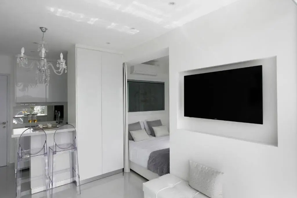 The White Pearl Suite - beach front city centre with sea view.