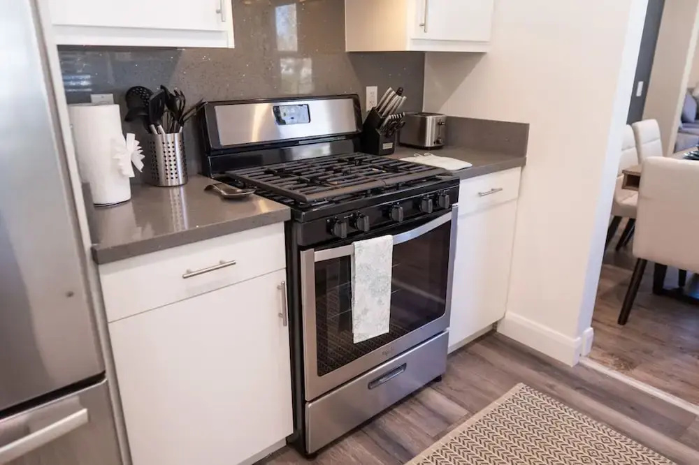 Remodeled 3BR House w Hot Tub Fenced Yard p58