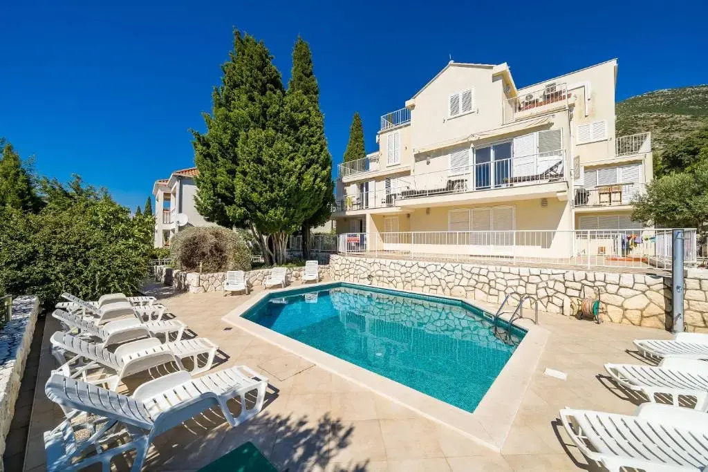 Comfort 1-Bedroom Apartment with Pool & Sea view