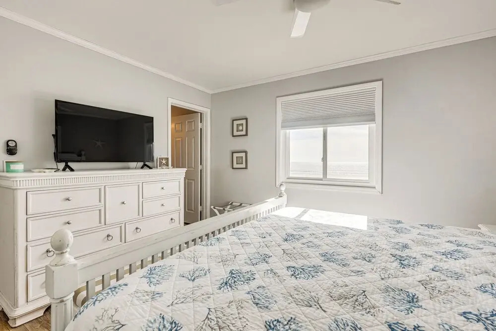 Ocean Isle Beach Condo w/ Balcony: Steps to Shore!