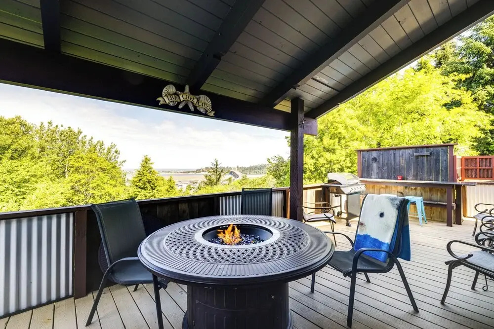 < 1 Mi to Port of Alsea: Inviting Gem w/ Hot Tub
