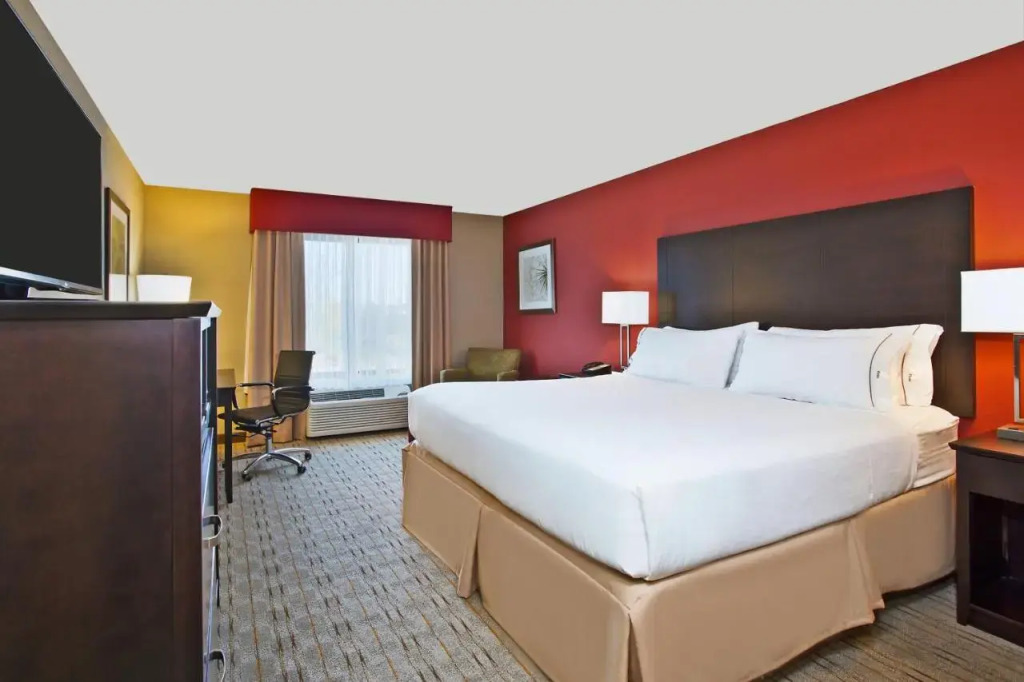 Holiday Inn Express & Suites Springfield, an IHG Hotel