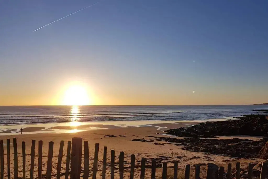 grand studio avec parking à 10 minutes des plages