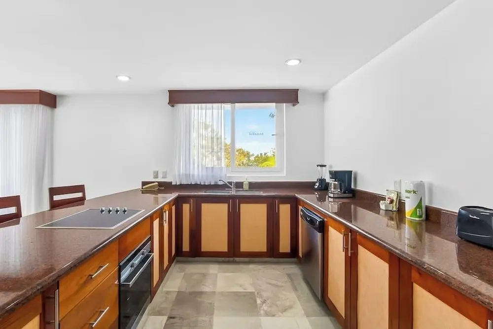 Luxurious Partial Ocean-view Suite With 3 Pools, hot Tub, gym & Balcony