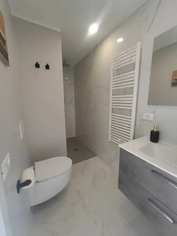 Central Design Flat With Parking