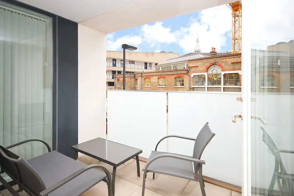 Bright Godfrey Place Nest - HEN21