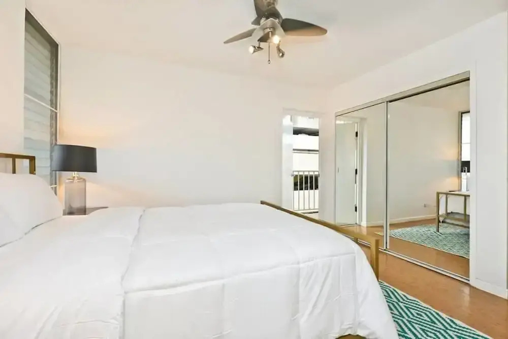 Large 2br/2ba Steps to Waikiki Beach by Domio