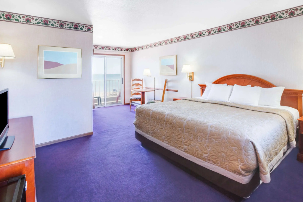Super 8 Beachfront by Wyndham Mackinaw City, MI