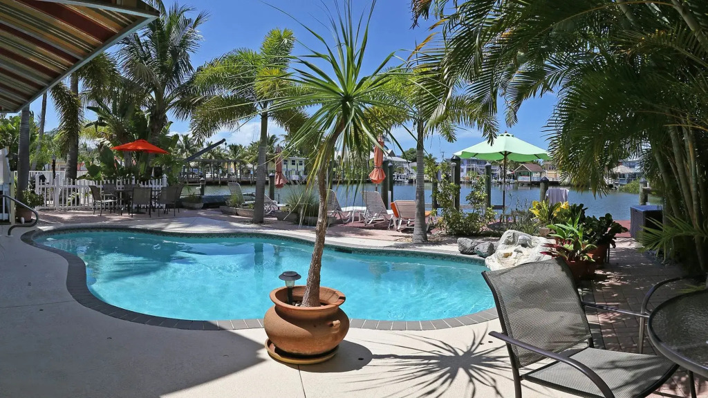 Manatee Bay Inn - Near Fishing Pier Fort Myers Beach