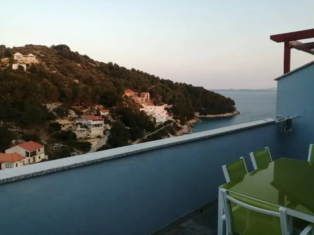 Sea View 1-bedroom Apartment Long Island