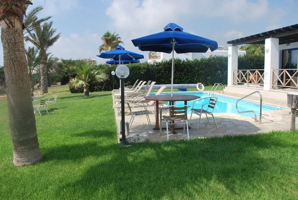 Sea Front Villa, HEATED Private Pool, Amazing location Paphos 323