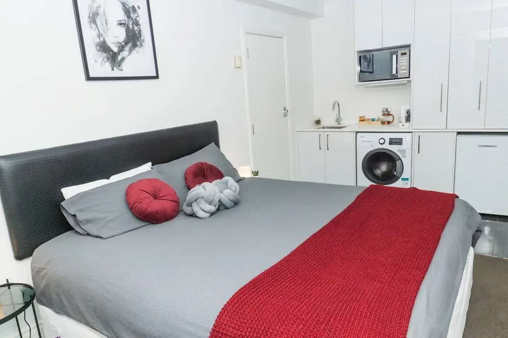 King Bed in Auckland CBD with Pool & Gym