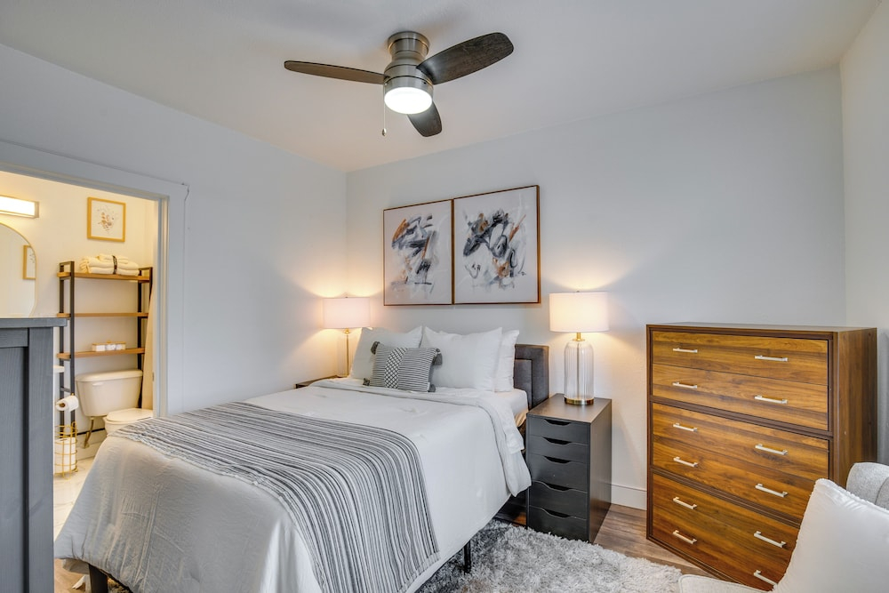 Gateway to Downtown Tacoma! Sleek Couples Condo