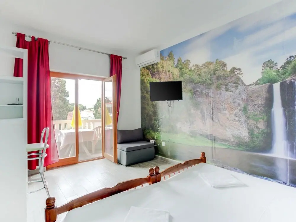 Simplistic Holiday Home in Sumartin near Sea Beach