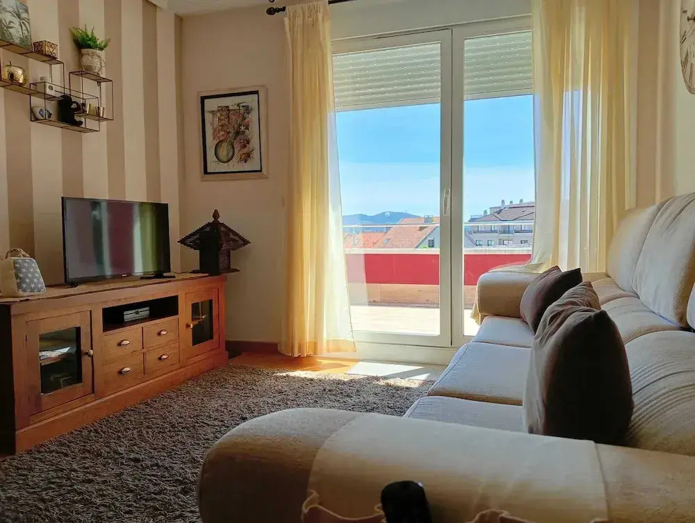 3 Bed Flat - Sleeps 6 - Pool - Garden - Parking