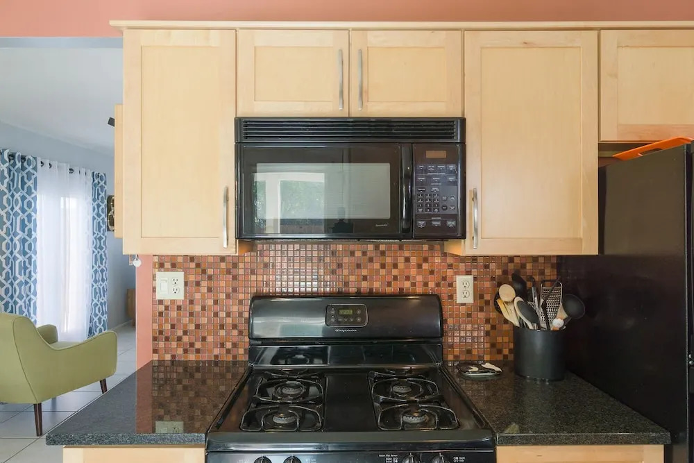 Mid-century Getaway W/ Pool & Spa - Near Downtown 3 Bedroom Home