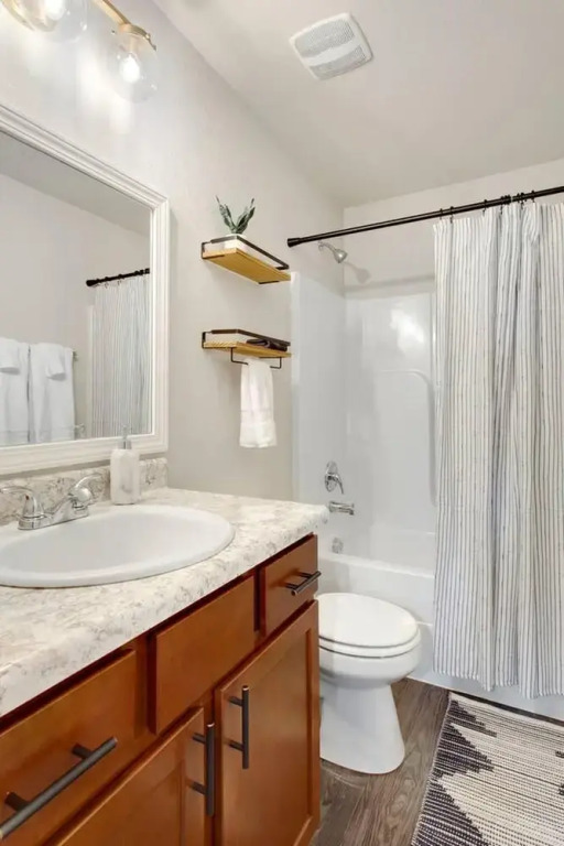 The Ivory - SLEEPS 10 - Perfect for Mid-Term Stays