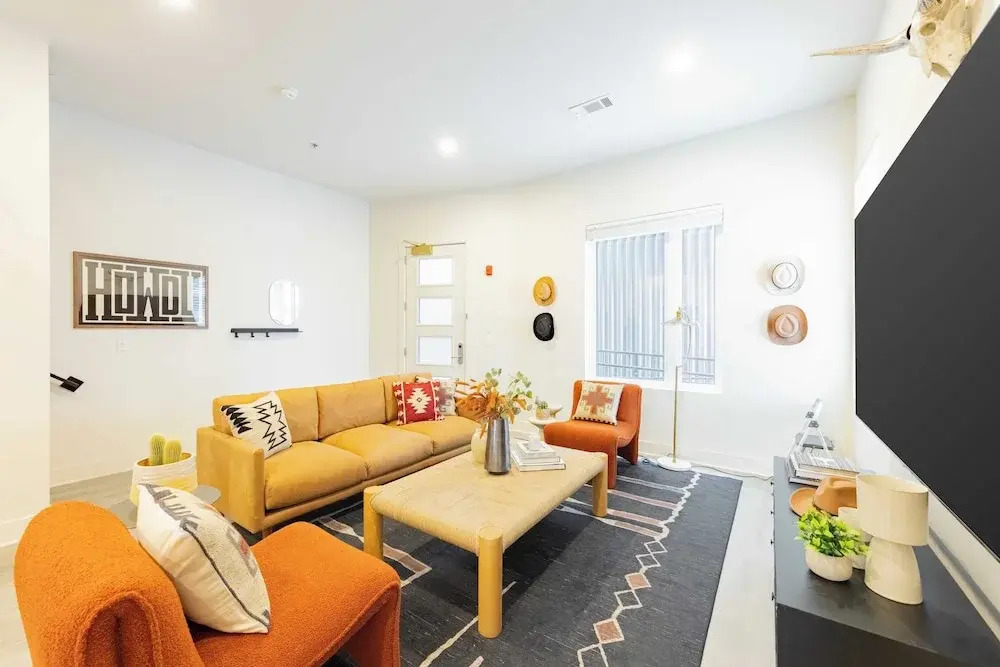 Sleeps 28 2 Units Near DT Nashville Outrider by Avantstay