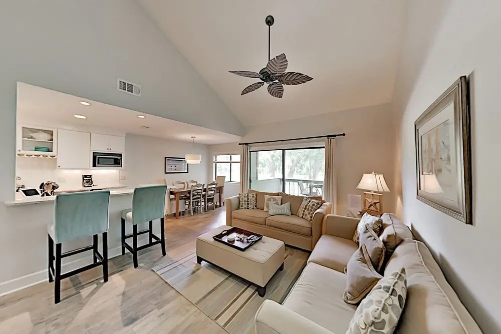 Updated Harbour Town Hideaway w/ Pool & Balcony condo