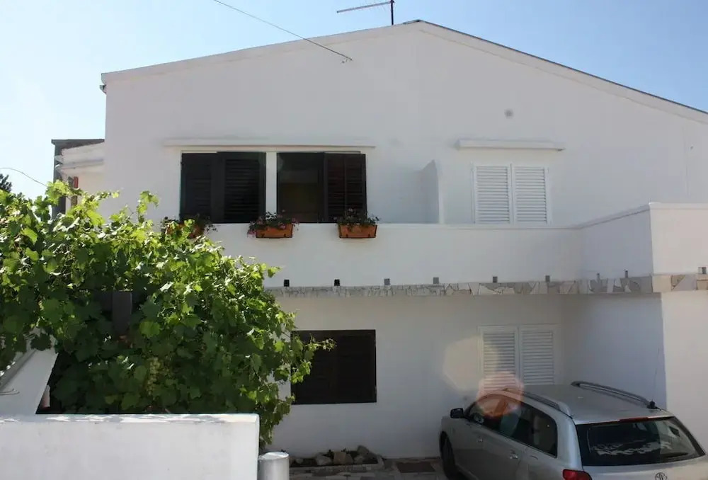 Dora Apartments