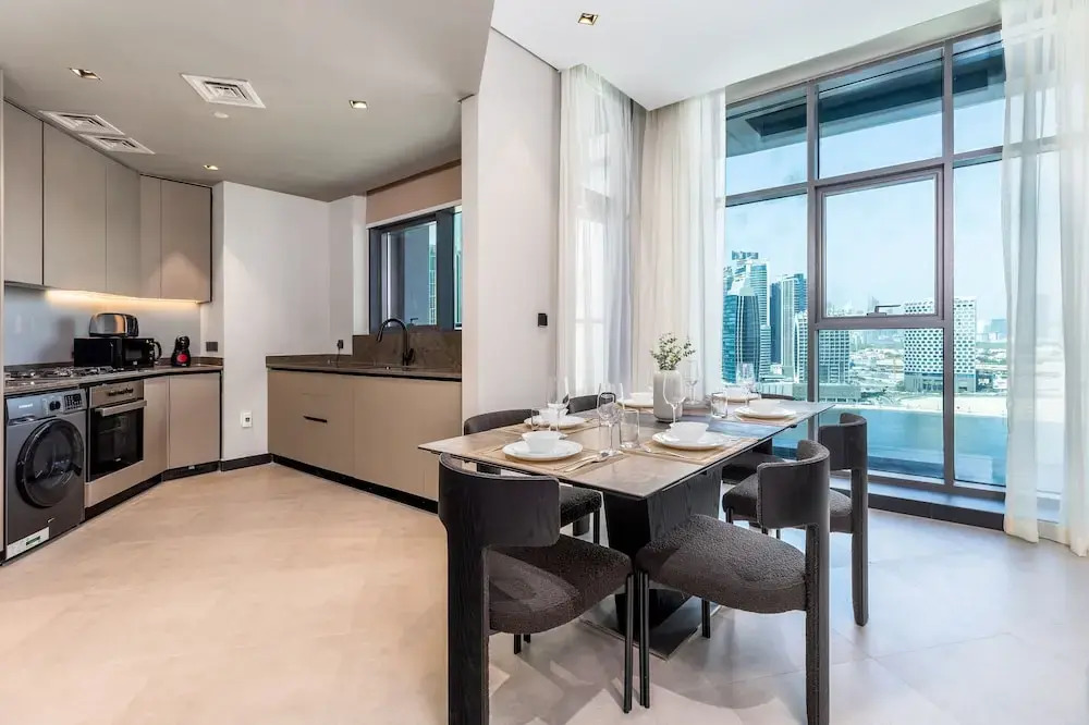 Waves - Serene Waterfront Elegance: 2BR Haven in Business Bay