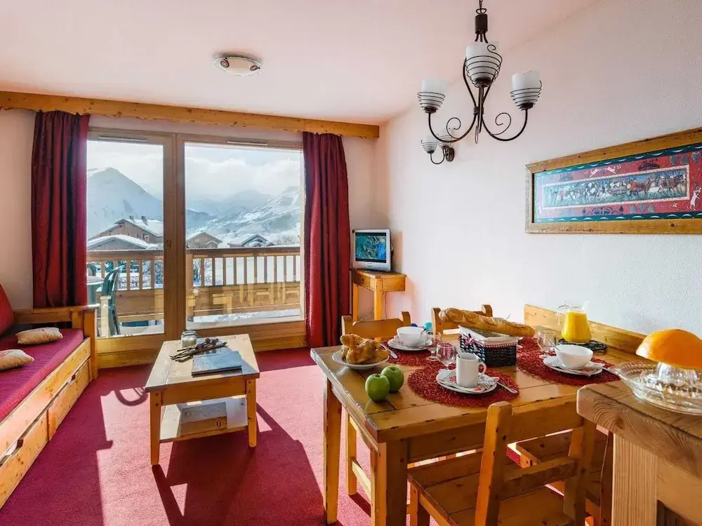Spacious Apartment 500 m. From the Slopes of Les Sybelles