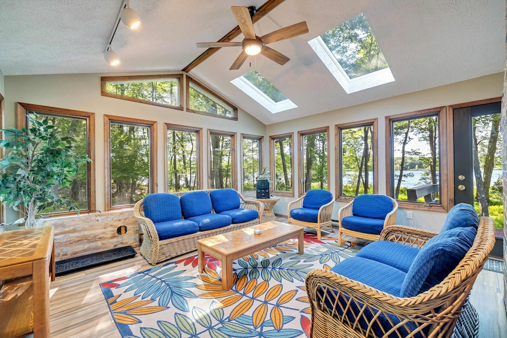 Lakefront Poconos Retreat w Hot Tub Dog Friendly