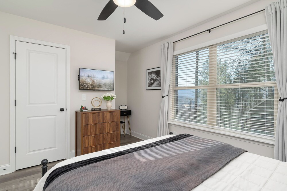Ideal Location & Mountain Views: Chattanooga Home!