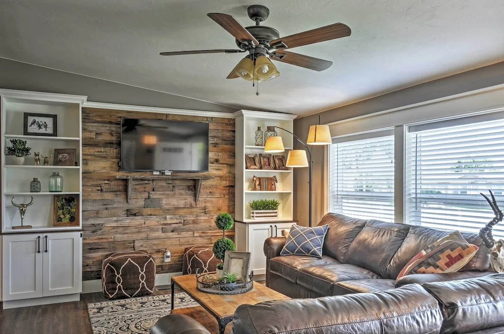 Rustic Chic Home: 10 Mi to Otter Creek State Park!