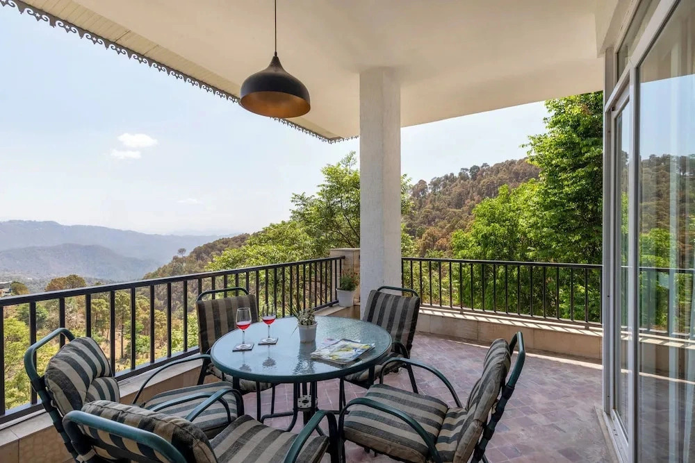 Alaya Stays Live Life 2BHK Apartment