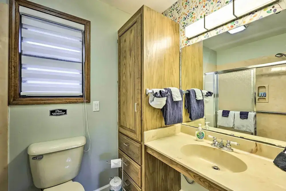 Holiday Island Home: Mountain View + Hot Tub