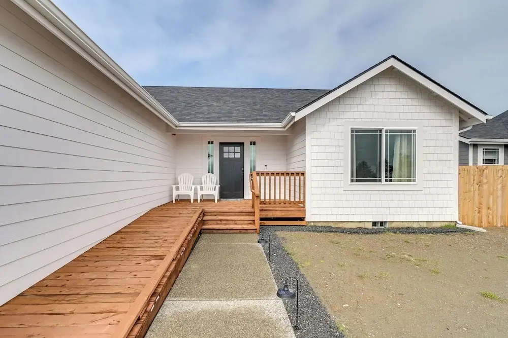 Ocean Shores Home w/ Game Room - Walk to Beaches