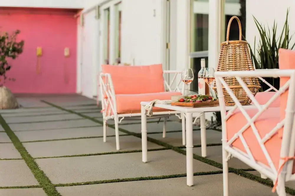 2 Rooms, Sleeps 8 Retro Hotel w/ Pool Wesley King Studio Buyout by Avantstay