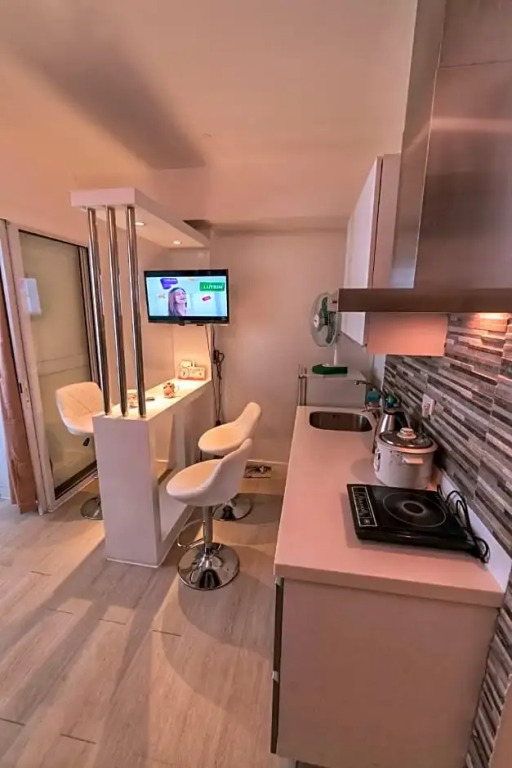 A2JSuites 1BR Azure Smart Home Suite Near Malls & Airport