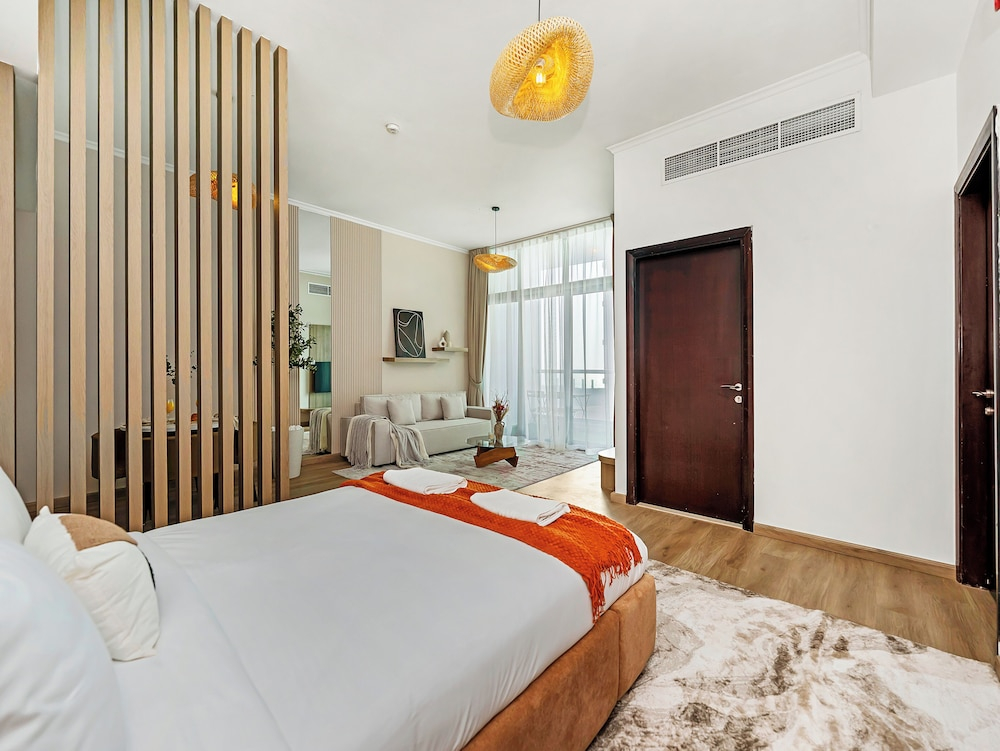 Urban Dubai Marina Stay Near Yacht