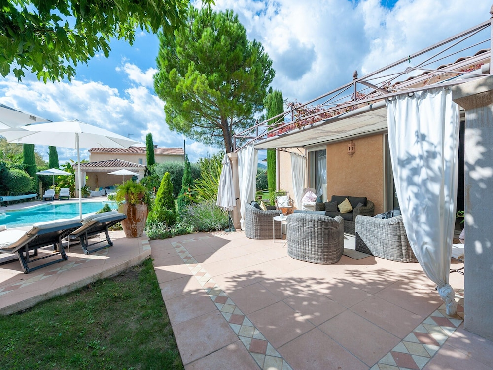Elegant Villa in Les Mees With Garden