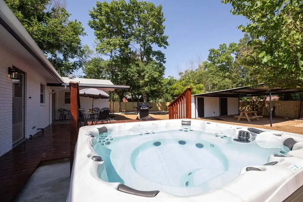 New! Charming House w/ Hot Tub, Grill & Pool Table