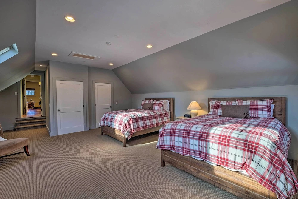 Luxe 'green Barn' Near Skiing w/ Mt Equinox Views!