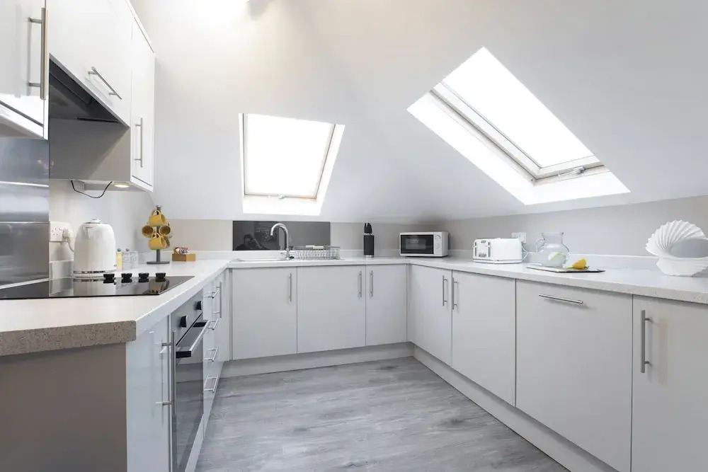 Elliot Oliver - Modern 2 Bedroom Town Centre Apartment