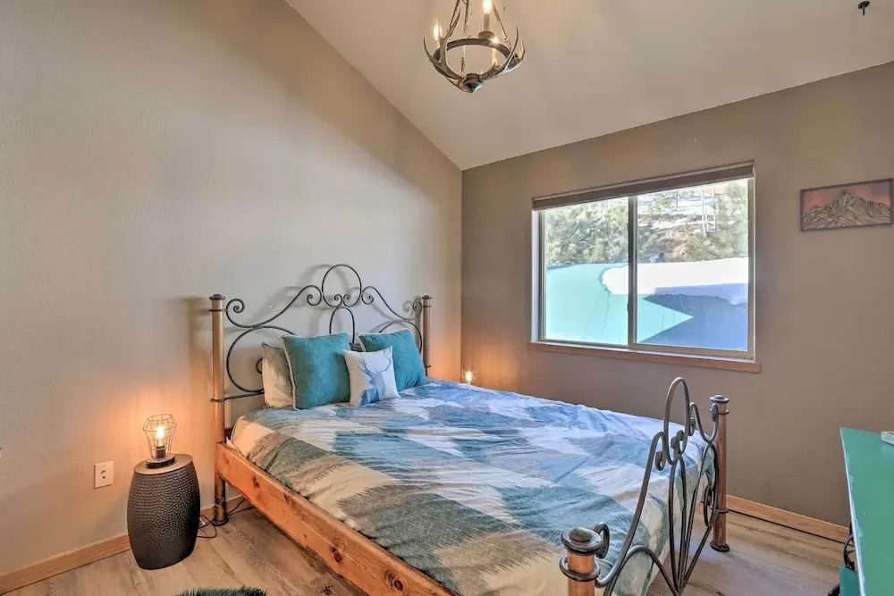 Cozy Bailey Cabin w/ Sweeping Mountain Views!