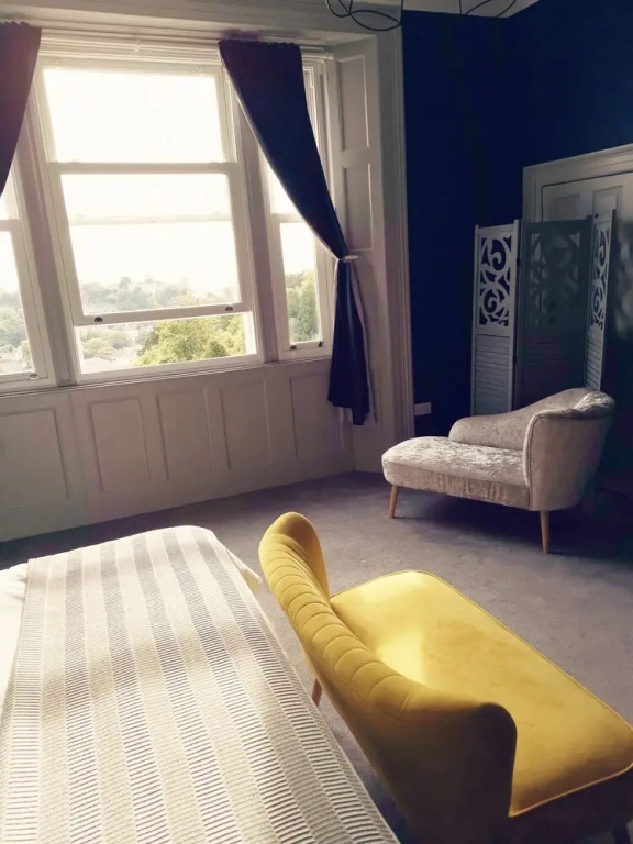 Upmarket 2 Bedroom Apartment With sea Views