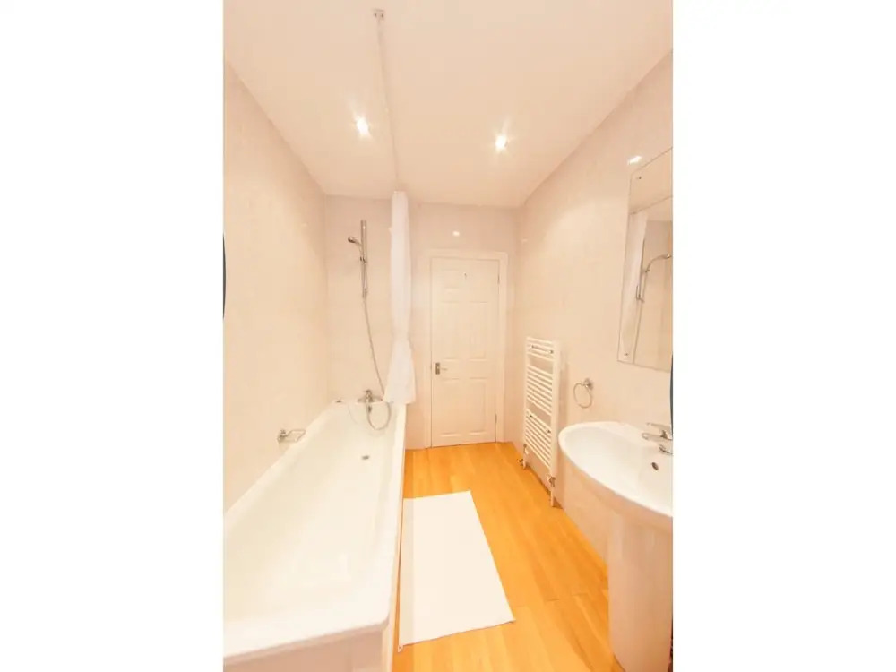 Bright, Airy 2BR Ealing Broadway Flat for 4