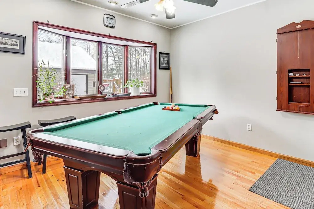 4 Mi to Camelback! Group-friendly Poconos Cabin